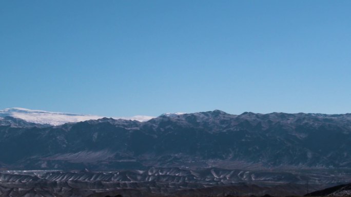 新疆哈密雪山