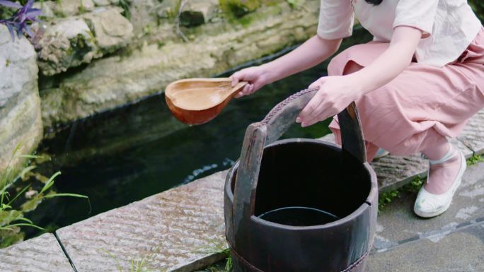 木桶打水 木桶舀水