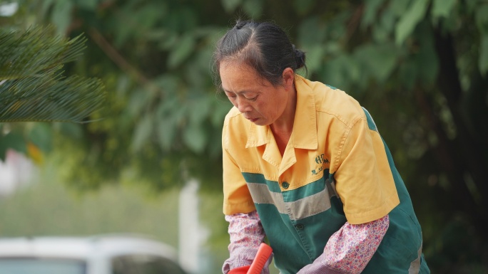 园林工人给花草剪枝