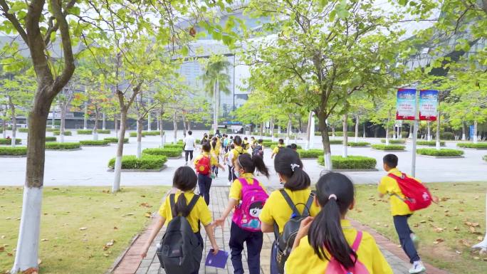 学生团开心排队游广东科学中心