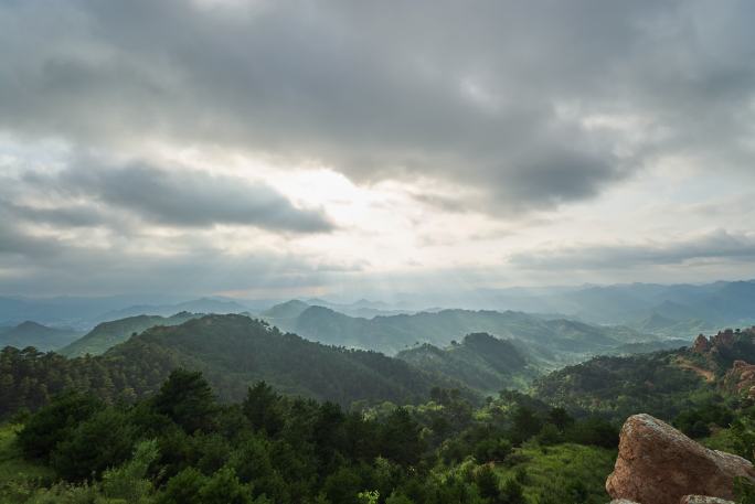 4K阳光穿过云层洒满群山延时