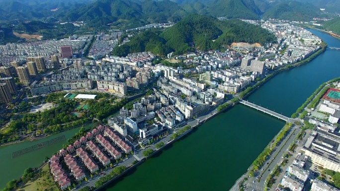 镜头慢慢朝下拍开化县城马金溪和灵山风景区