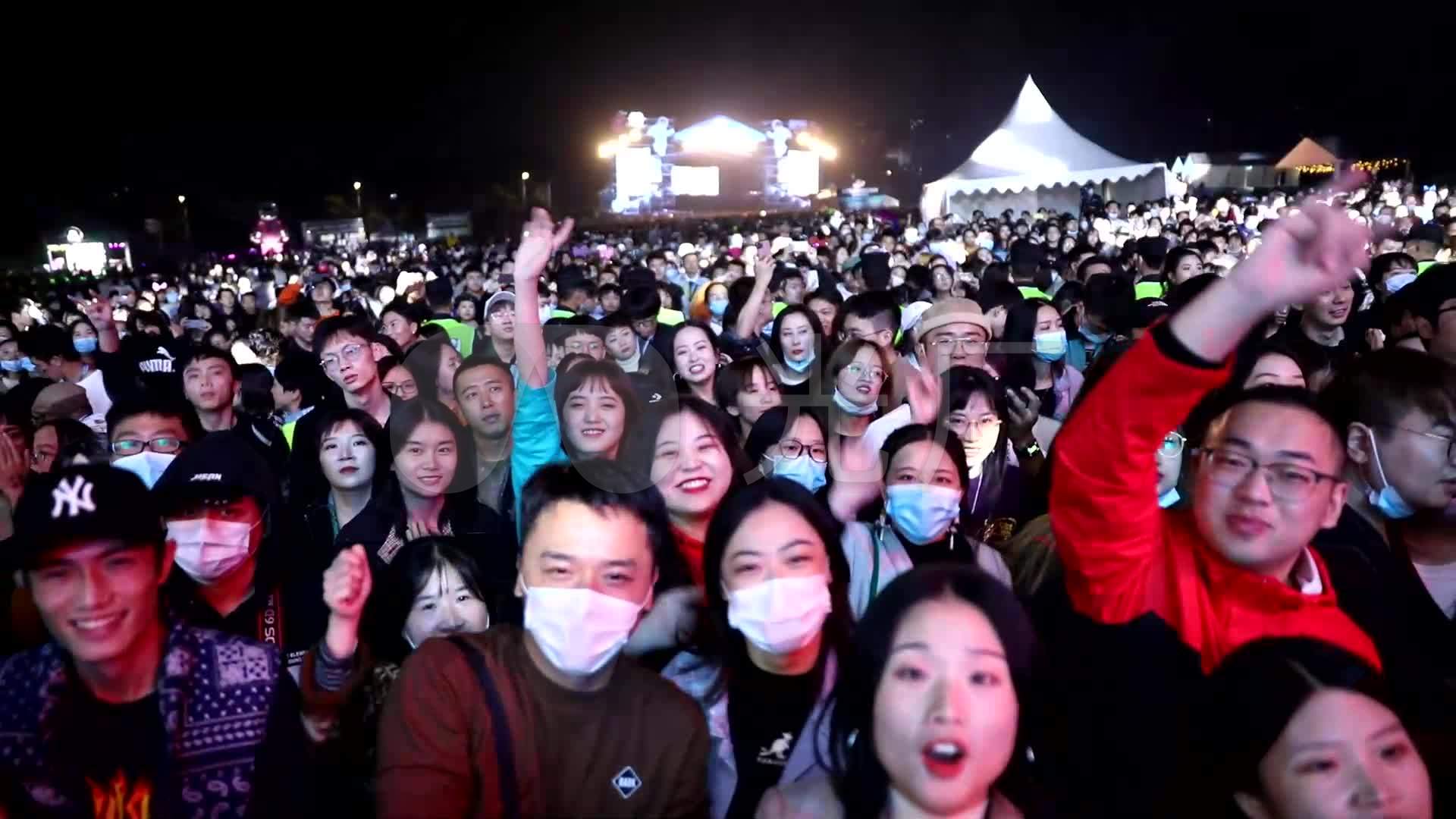 音乐会音乐节观众蹦迪狂欢欢呼舞蹈兴奋素材