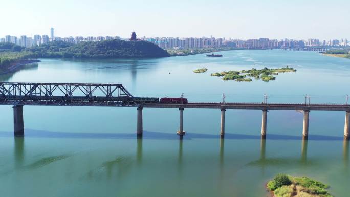 火车在赣江铁路大桥上行驶