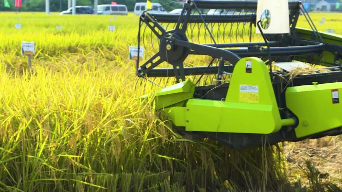 现代化农用无人驾驶收割机
