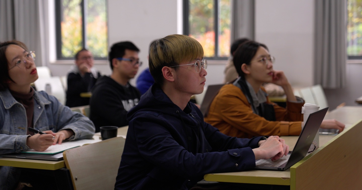 大学生大学上课阶梯教室公共课研究生导师