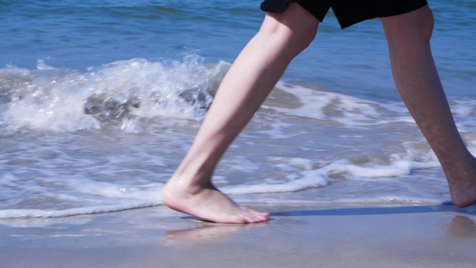女孩在赤脚在海边沙滩行走脚步特写