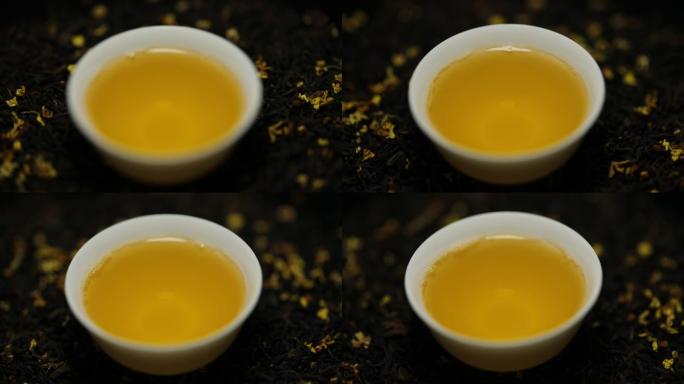桂花茶骨瓷茶杯里的金黄茶汤