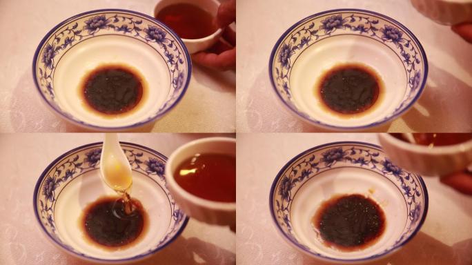 青花瓷碗调配炖鱼底料 (4)