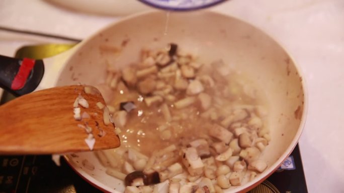 平底锅炒香菇口蘑蘑菇丁 (1)