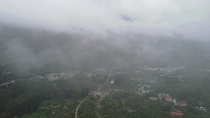 航拍雨天北京怀柔山区的云海