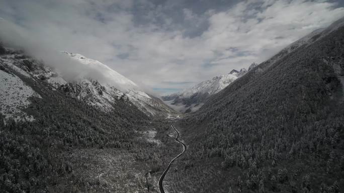 雪山山间公路航拍