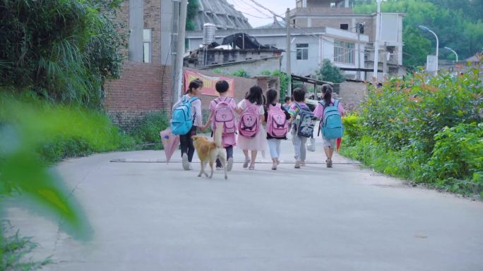 乡村小路背着书包手拉手上学的孩子