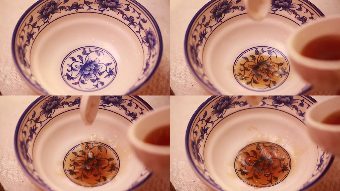 青花瓷碗调配炖鱼底料 (2)