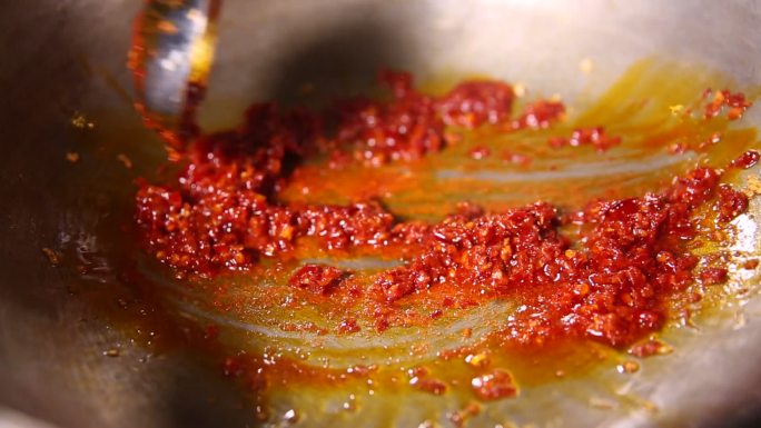 厨师制作鱼香茄子 (2)