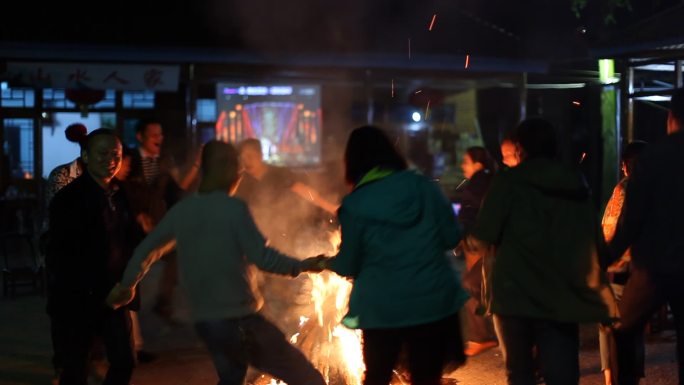 篝火晚会人群欢乐