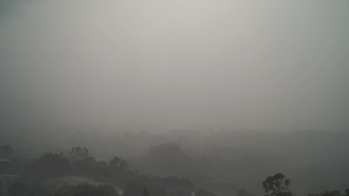 乡农村狂风暴雨风吹打树木森林下雨打雷陈雨