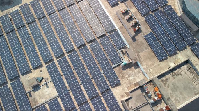 4K商场屋顶太阳能发电储能系统航拍空镜