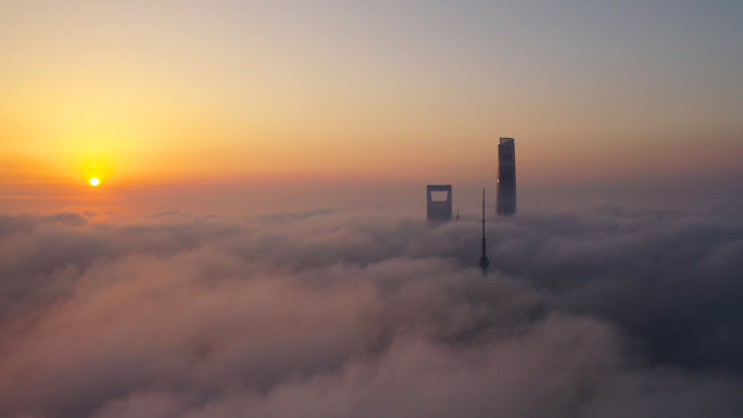 陆家嘴穿云破雾日出壮美景观