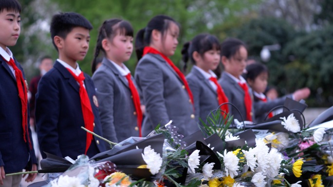 雨花台学生献花革命烈士墓长明火爱国主义
