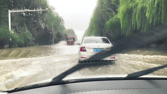 高清拍摄强降雨汽车涉水路段