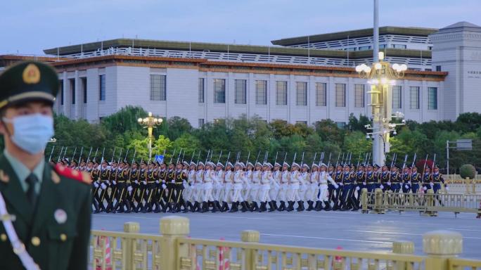 北京天安门西侧观看降旗仪式国旗班仪仗队