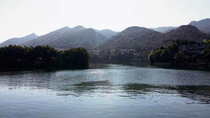 海兰云天的湖面