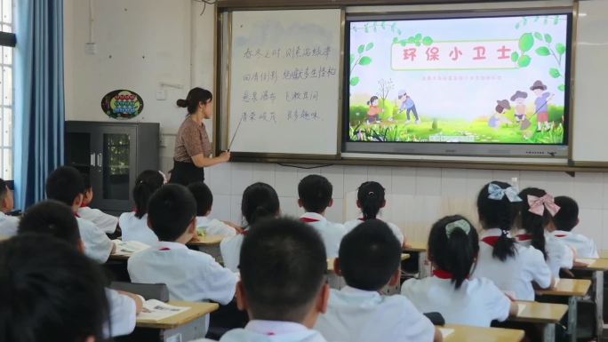 小学生上课学习生态环保