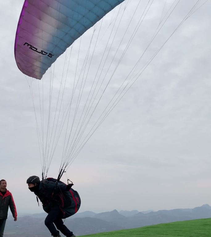 具茨山山顶滑翔伞起飞观众欢呼