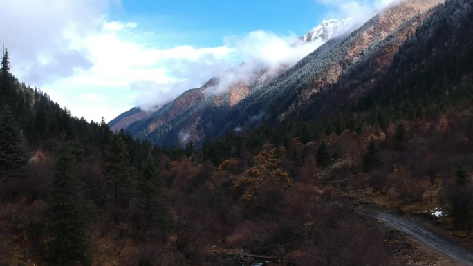 航拍秋天川西雪山道路河流