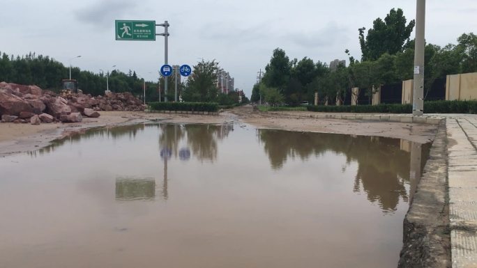 暴雨过后 防范洪水 路面积水