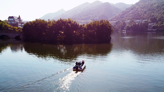 在海兰云天坐快艇