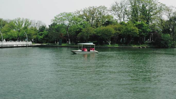 年嘉湖湖面游船跟拍