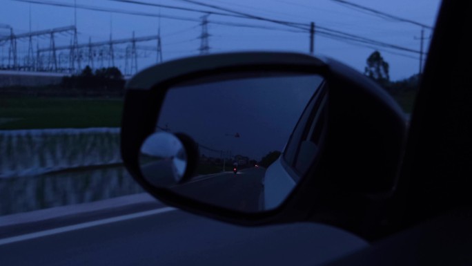 夜晚行驶在公路上的汽车后车镜