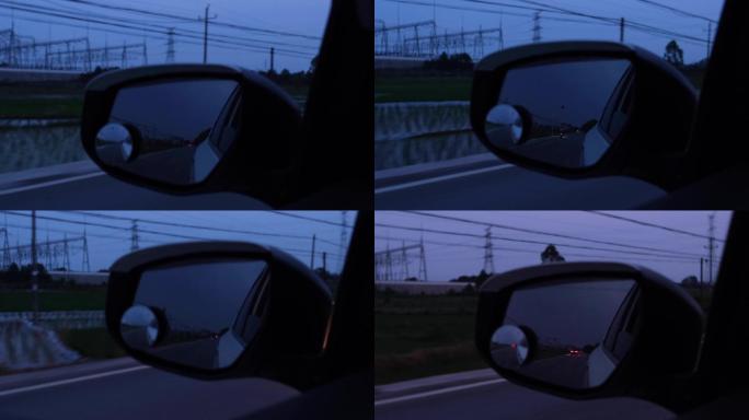 夜晚行驶在公路上的汽车后车镜