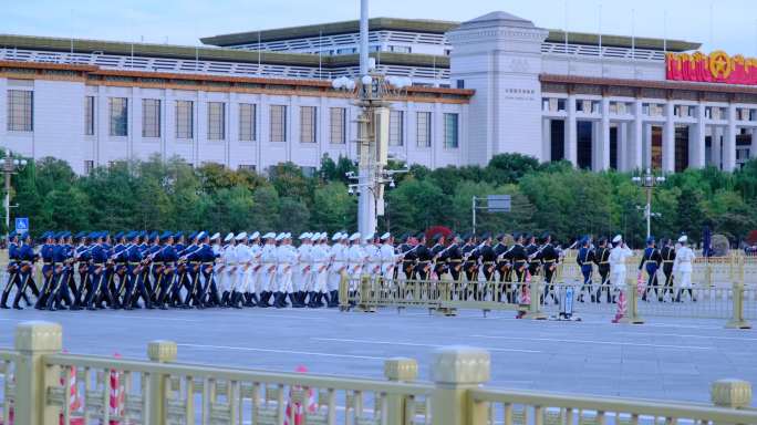 北京天安门两侧观看降旗仪式国旗班仪仗队