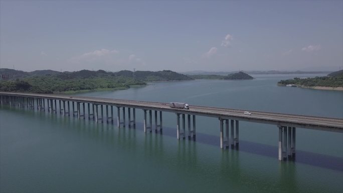 高速公路跨湖桥航拍4K