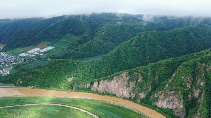 云雾缭绕的长白山下小村庄风景航拍