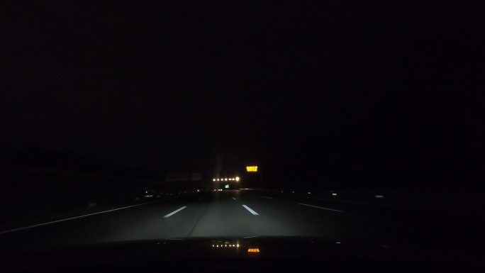 夜晚高速公路