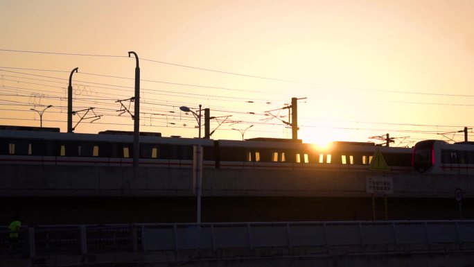 夕阳下唯美震撼的地铁-逆光拍摄地铁