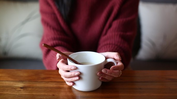 手捧饮料咖啡杯子