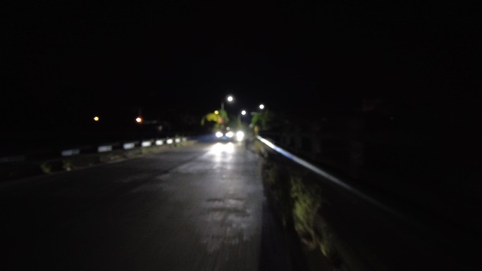 阴森的公路夜晚车灯灯光影子
