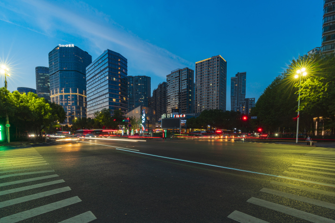 杭州城市马路街道车轨日转夜延时