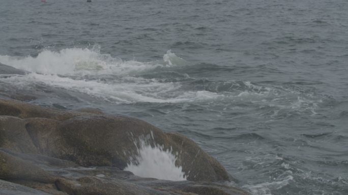 海浪拍打海岸