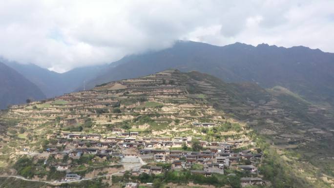 【原创】航拍大西北的山村 半山腰的村庄