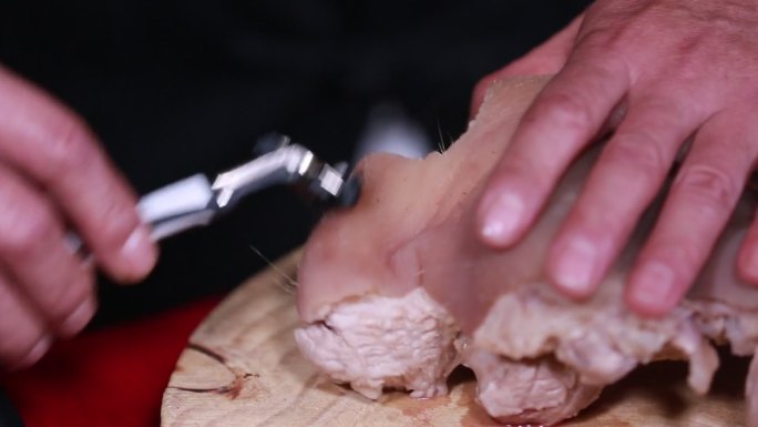 刮胡刀刮猪毛 (1)