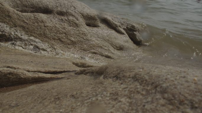 海浪打在礁石上