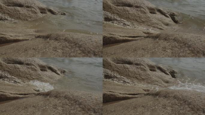 海浪打在礁石上