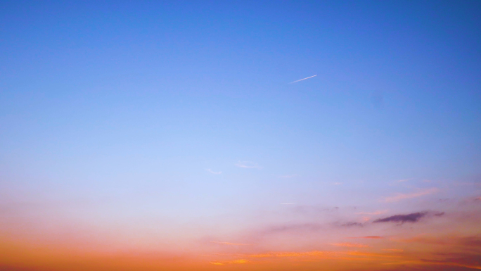 4K夕阳飞机划过天空痕迹