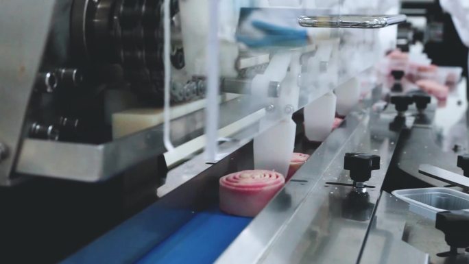 机械化自动包装月饼生产过程